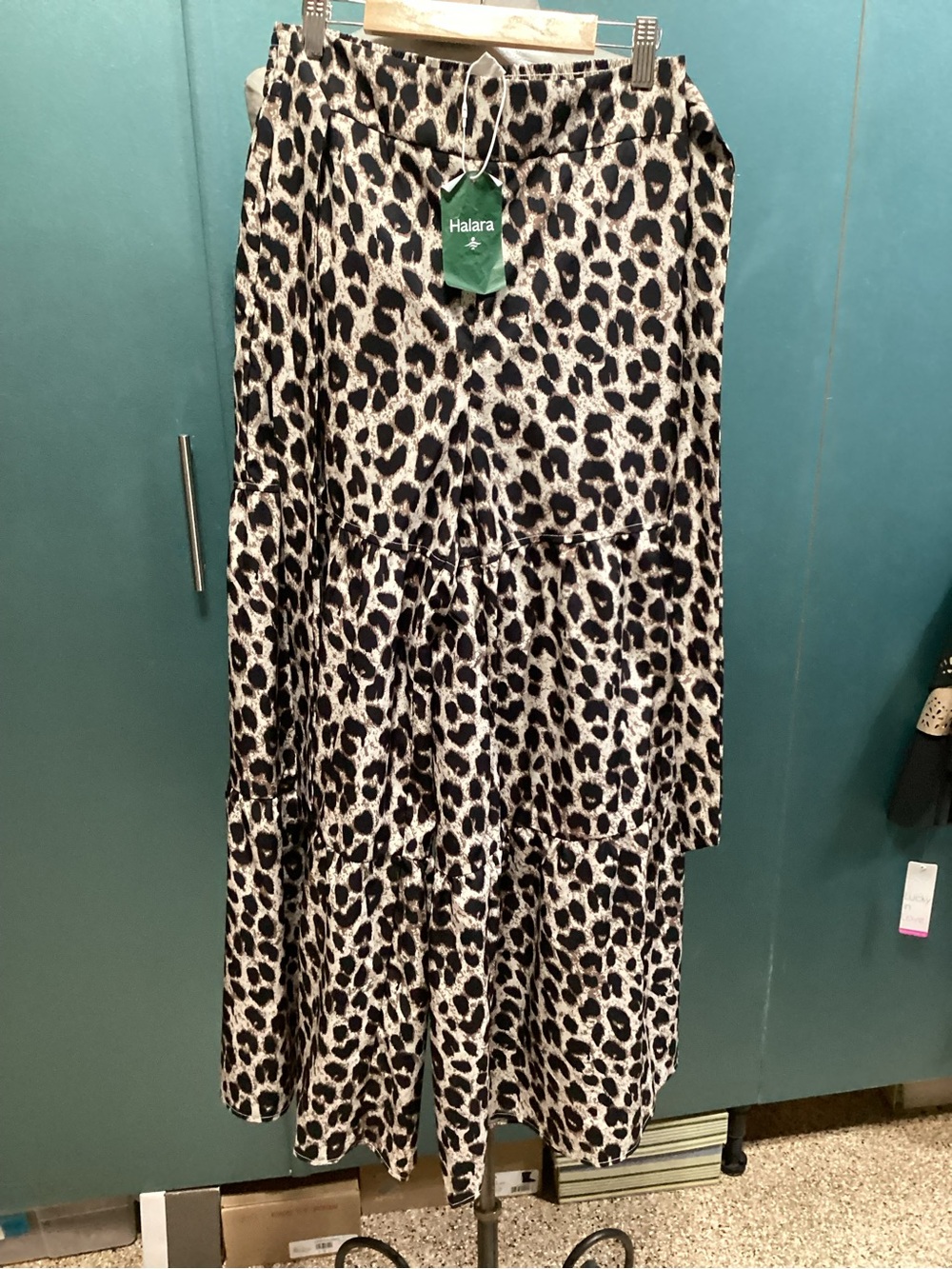 NWT leopard parachute wide tiered pant